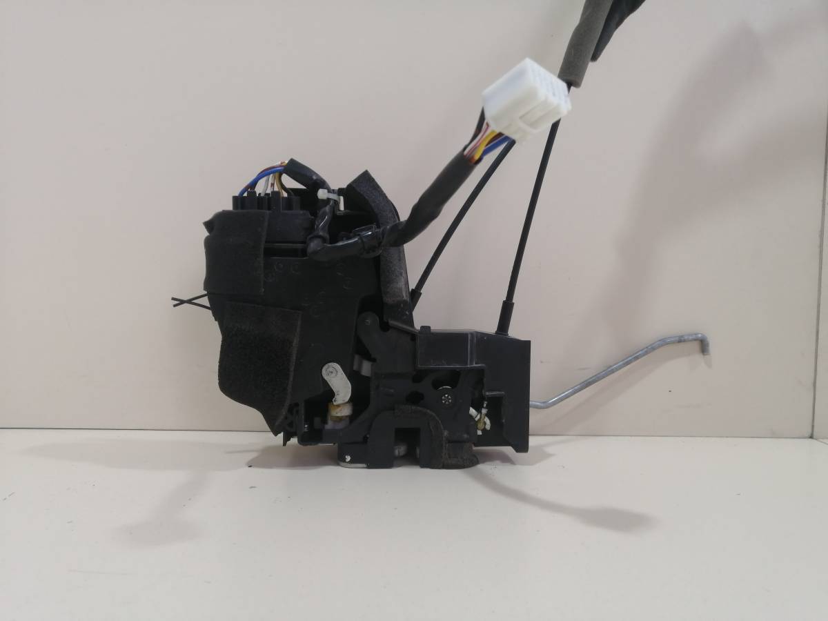 Замок двери передней правой Mazda CX-7 (ER) 2006-2012