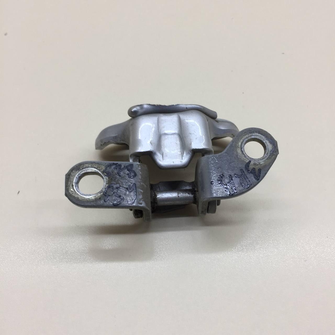 Петля двери задней правой верхняя Toyota Corolla E180 2013-2019 Петля двери задней правой верхняя Toyota Corolla E180 2013-2019