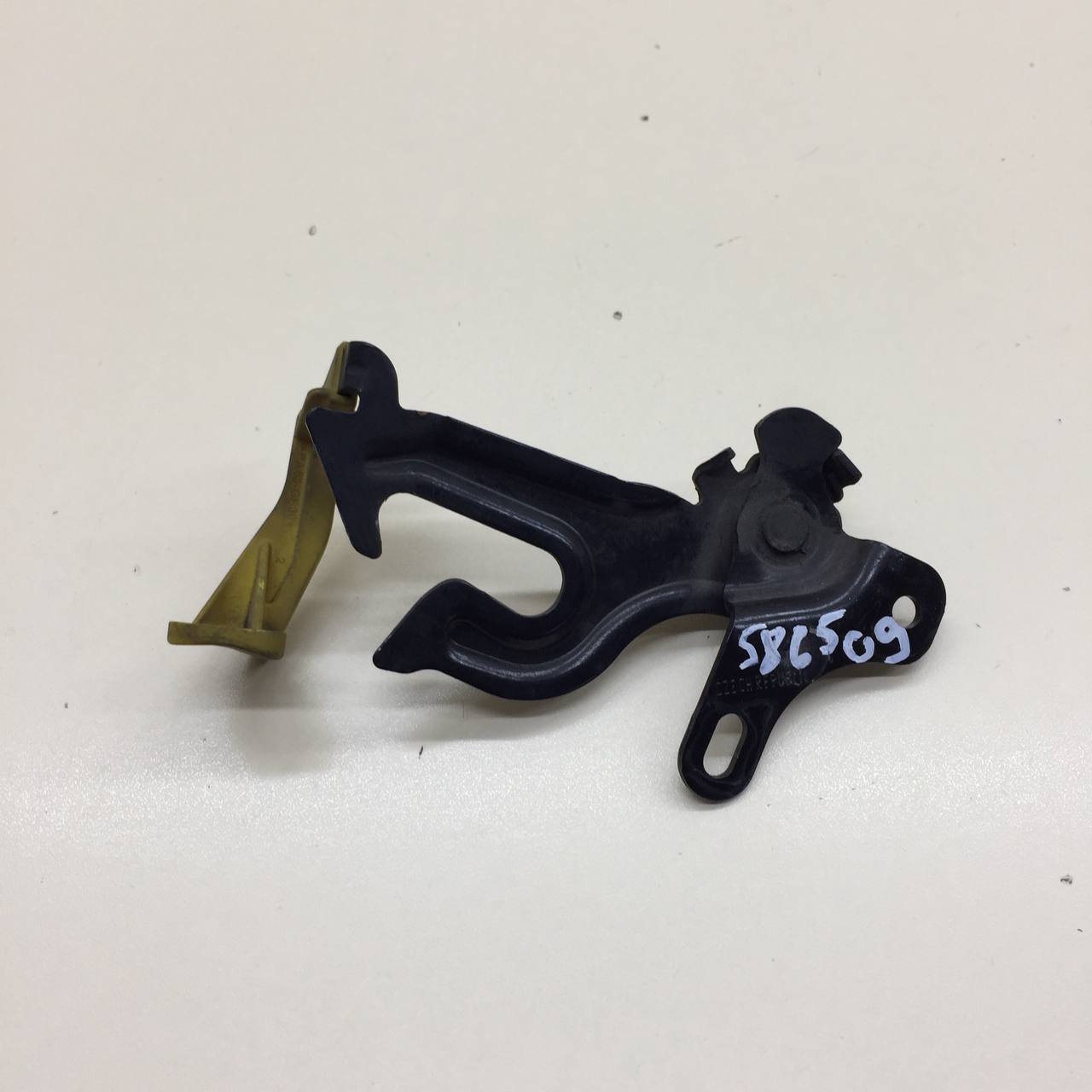 Крючок капота Volvo XC60 2008-2017