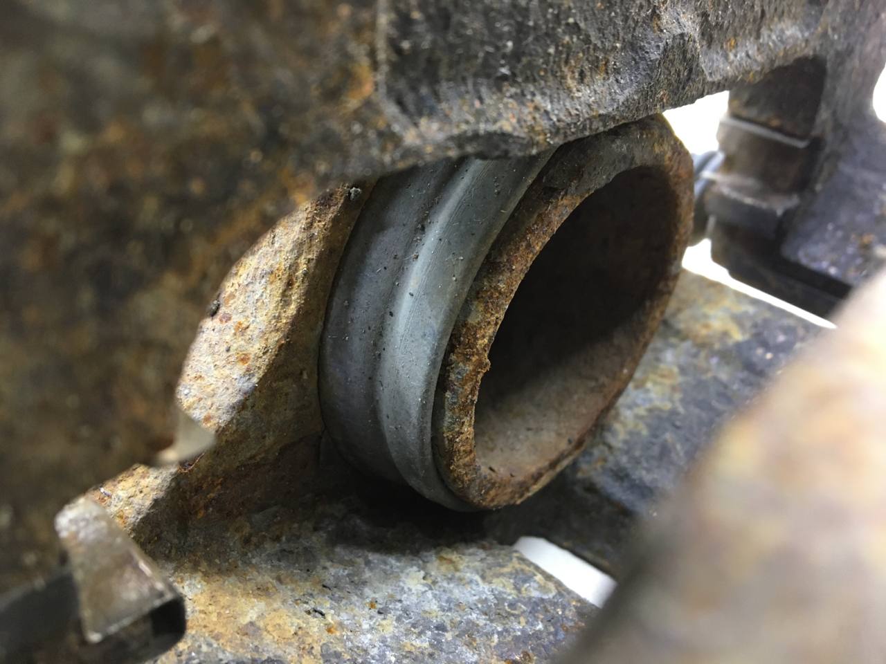 Суппорт передний левый Mitsubishi Lancer 9 (CS/Classic) 2000-2011 Суппорт передний левый Mitsubishi Lancer 9 (CS/Classic) 2000-2011