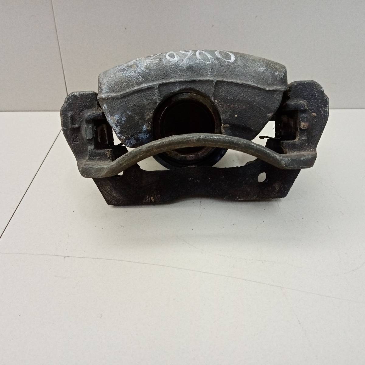 Суппорт передний левый Toyota Progres (G10) 1998-2007 Суппорт передний левый Toyota Progres (G10) 1998-2007