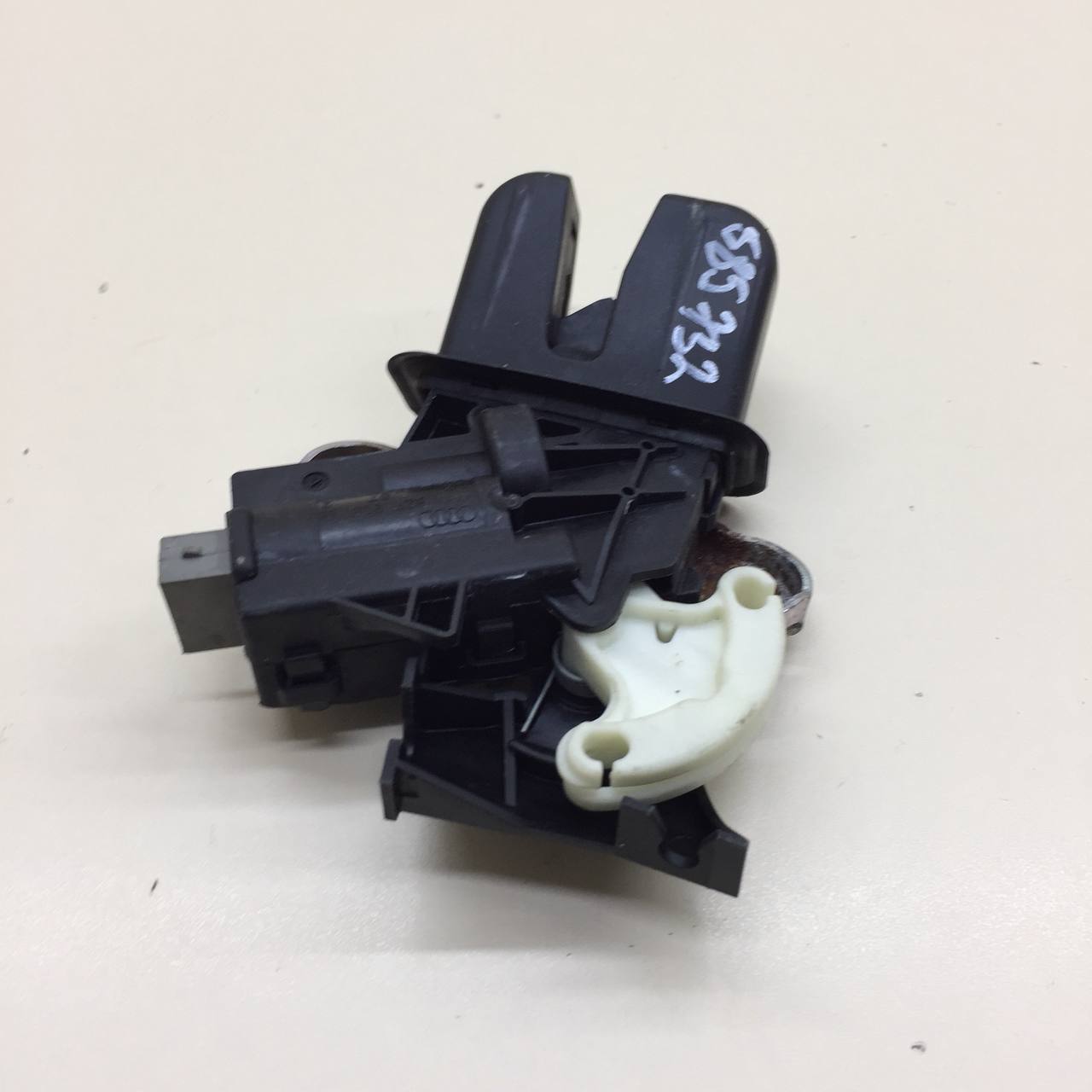 Замок багажника Volkswagen Passat B7 2011-2015 Замок багажника Volkswagen Passat B7 2011-2015