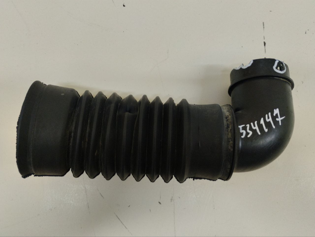 Патрубок воздушного фильтра Ford Fiesta (MK5) 2002-2008 Патрубок воздушного фильтра Ford Fiesta (MK5) 2002-2008
