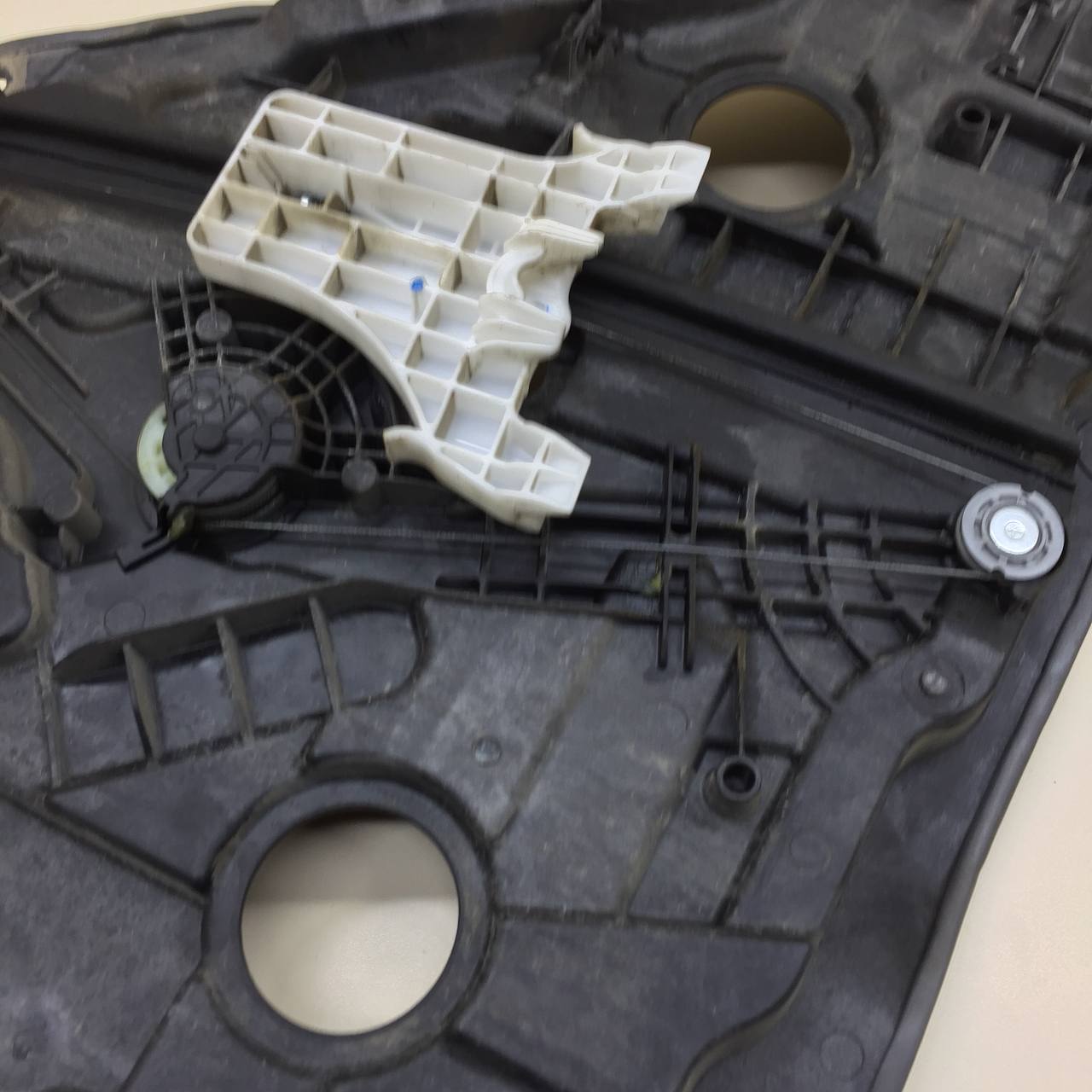 Стеклоподъемник электр. задний правый Hyundai Elantra (CN7) 2020>