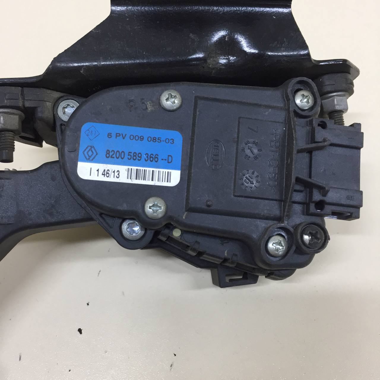 Педаль газа Renault Duster (HSA, HSM) 2012> Педаль газа Renault Duster (HSA, HSM) 2012>