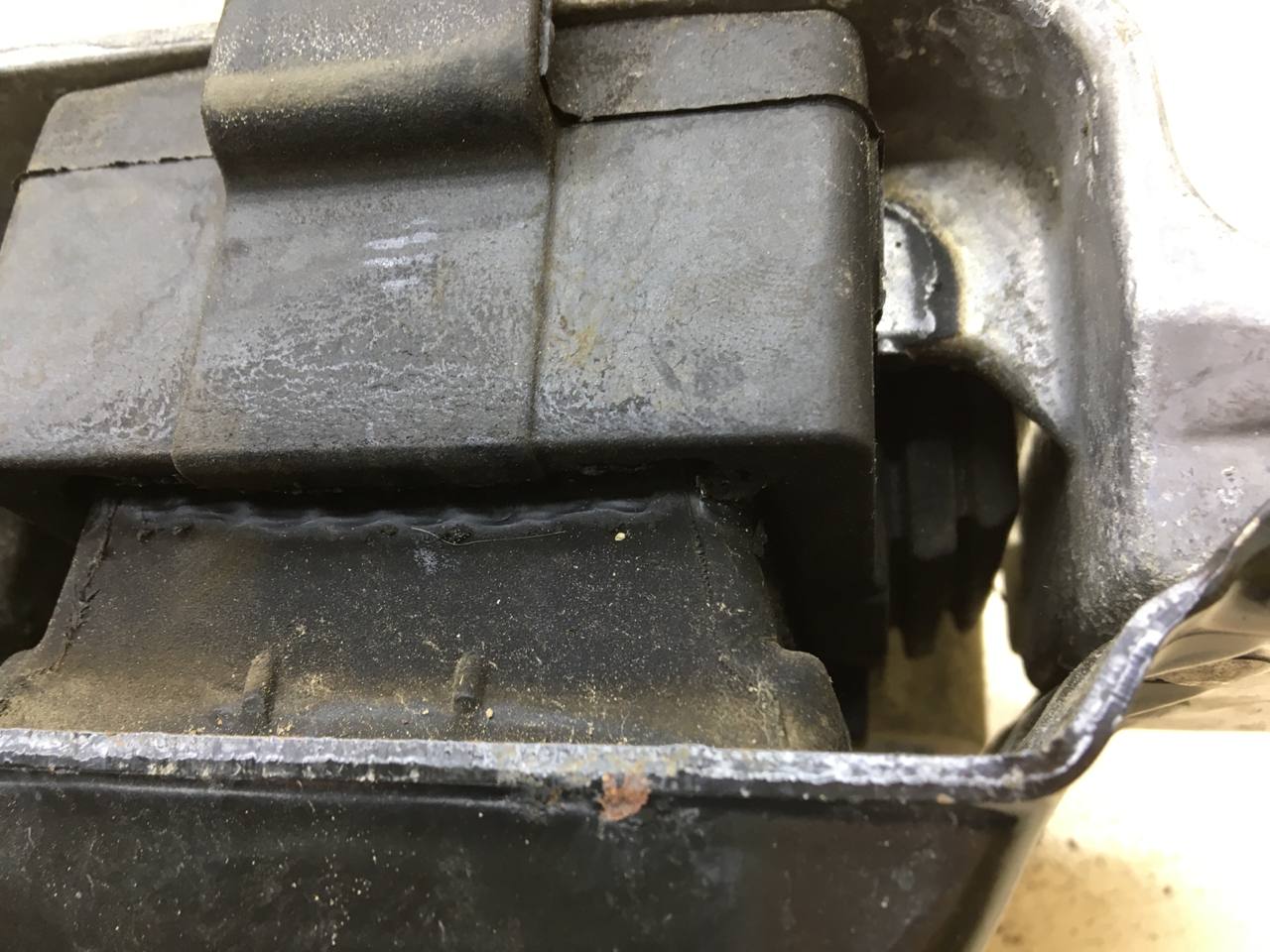 Опора КПП левая Volkswagen Passat B7 2011-2015