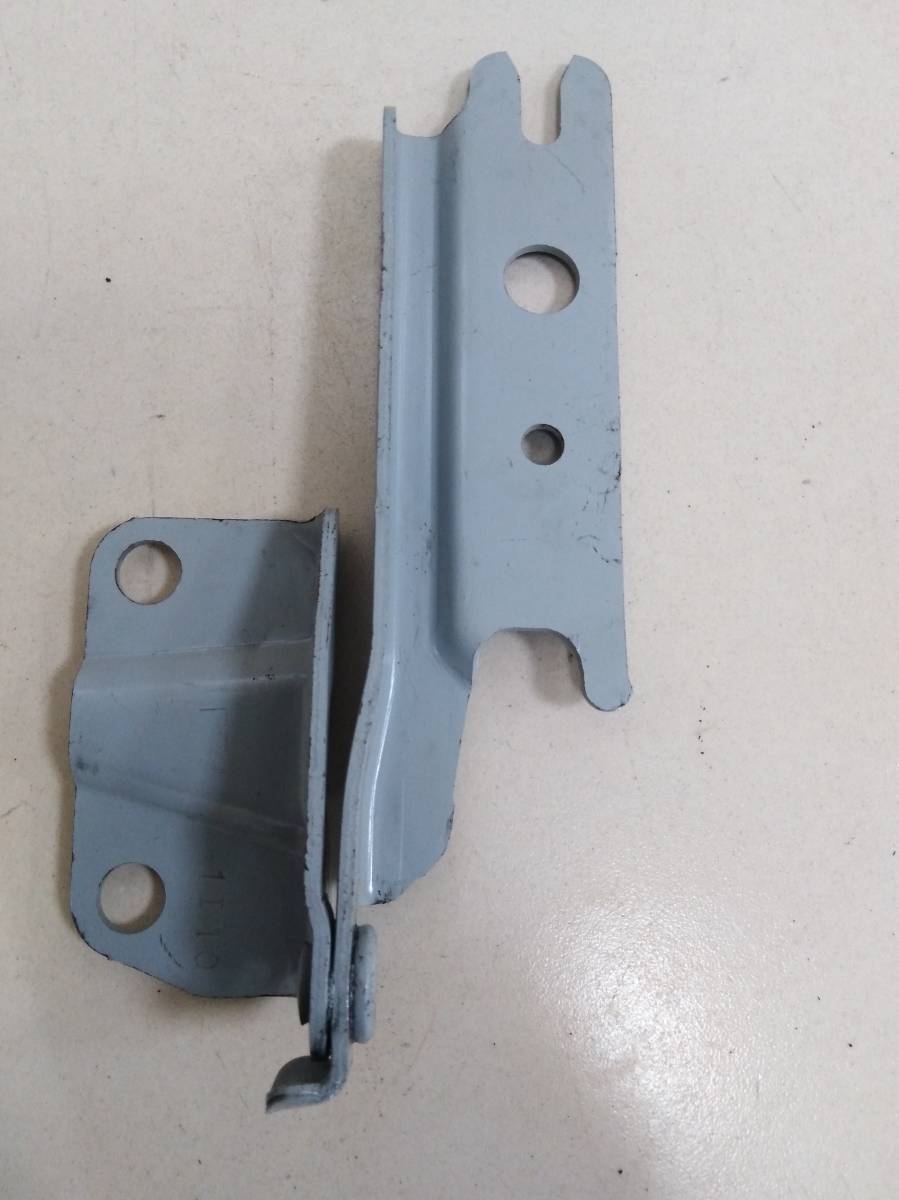 Петля капота левая Mazda BT-50 2006-2012