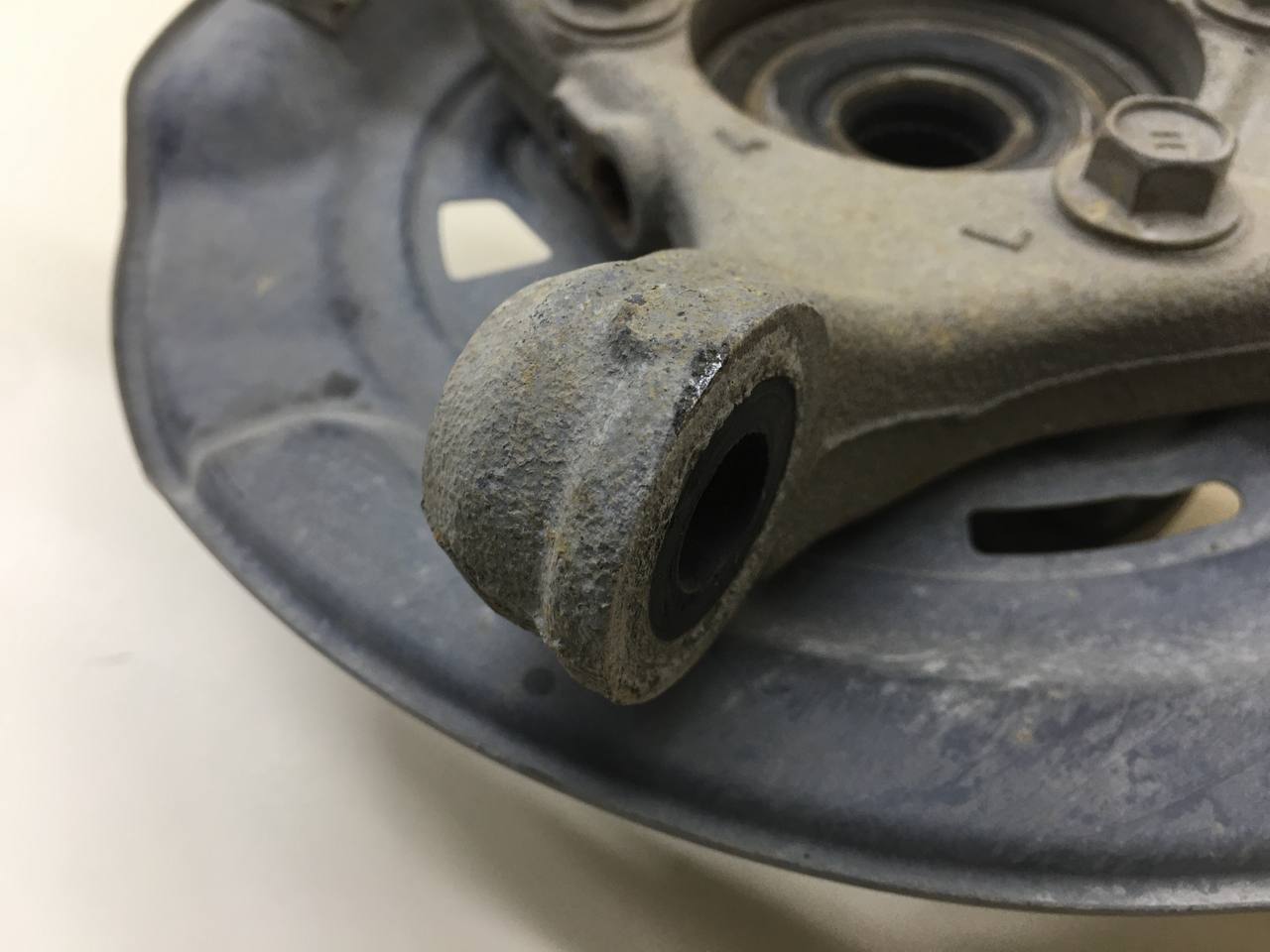 Кулак поворотный передний левый Toyota Rav 4 (A30) 2006-2013
