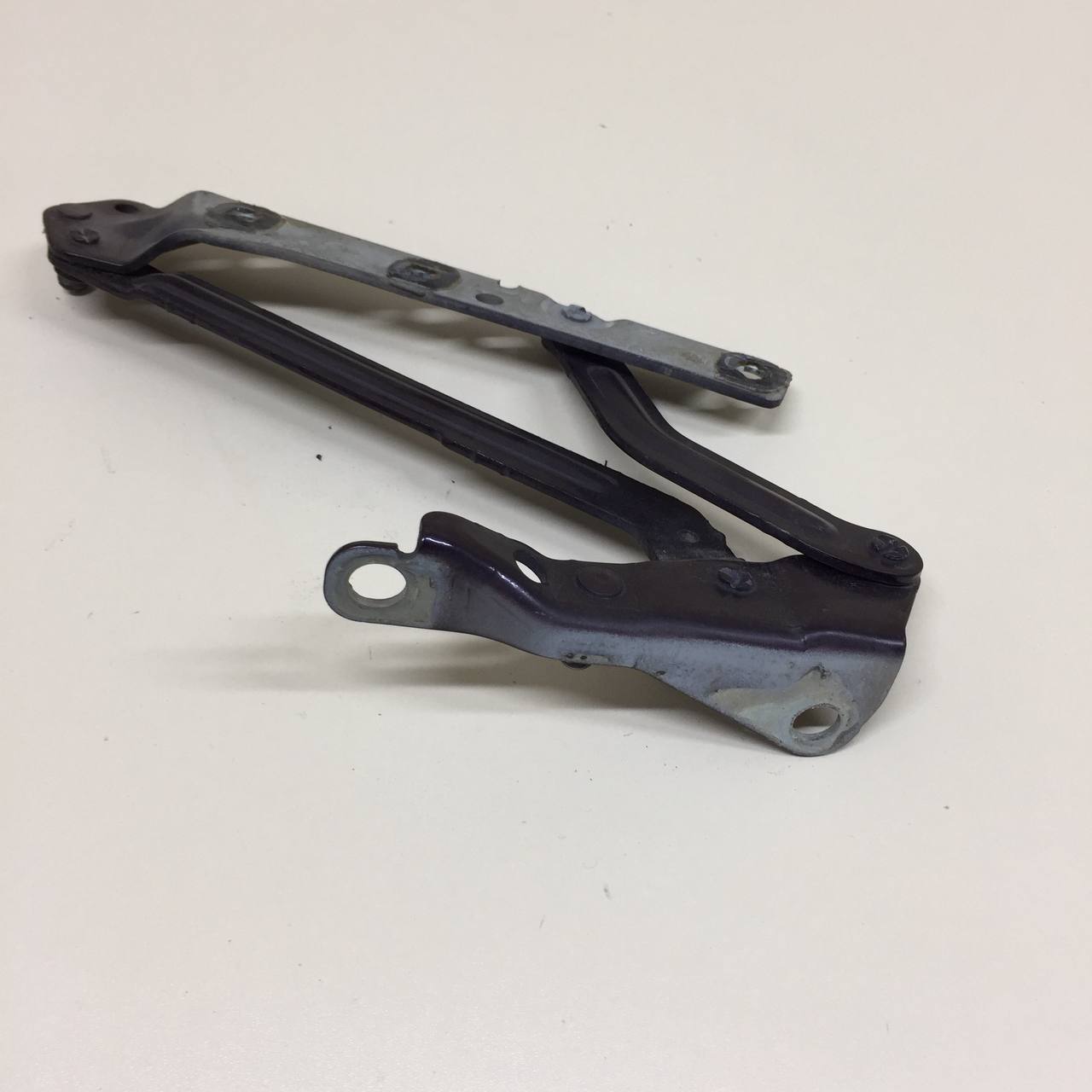 Петля крышки багажника Ford Focus 2 (DB) 2008-2011 Петля крышки багажника Ford Focus 2 (DB) 2008-2011