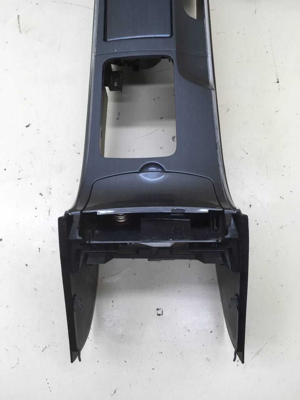 Консоль центральная Mazda Mazda 6 (GG) 2002-2007 Консоль центральная Mazda Mazda 6 (GG) 2002-2007
