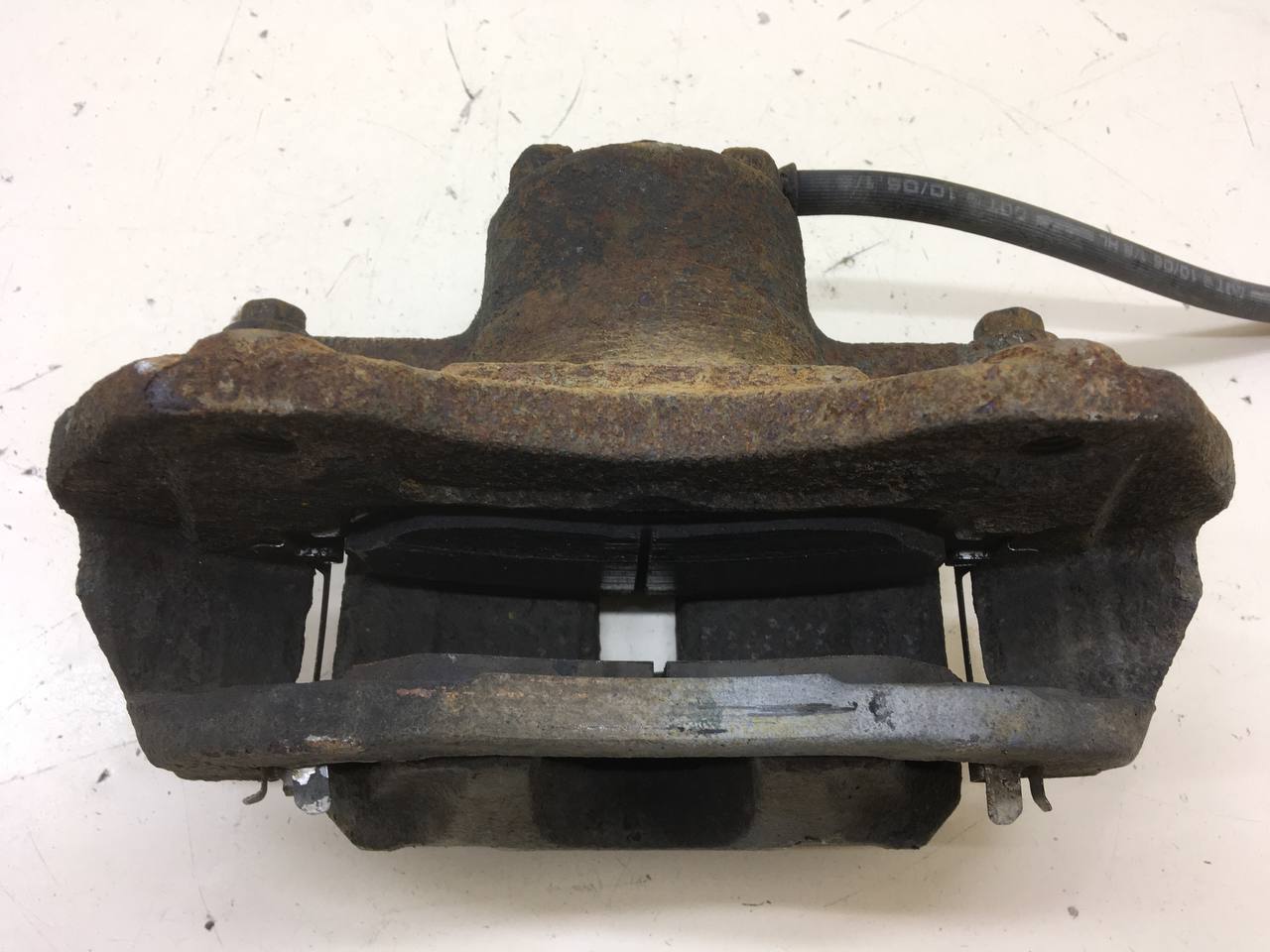 Суппорт передний правый Mitsubishi Lancer 9 (CS/Classic) 2000-2011 Суппорт передний правый Mitsubishi Lancer 9 (CS/Classic) 2000-2011