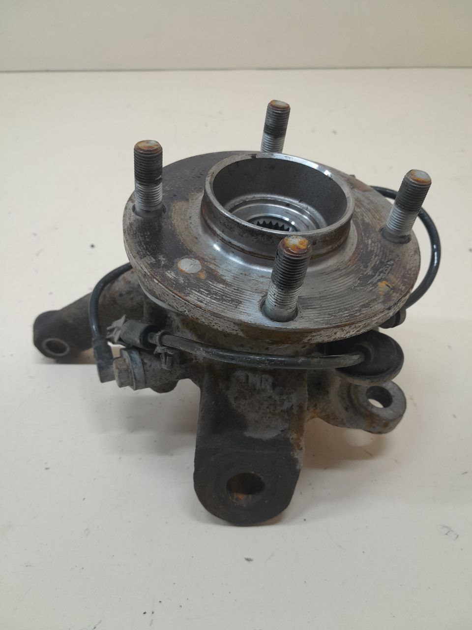 Кулак поворотный передний правый Nissan Almera (N16) 2000-2006 Кулак поворотный передний правый Nissan Almera (N16) 2000-2006