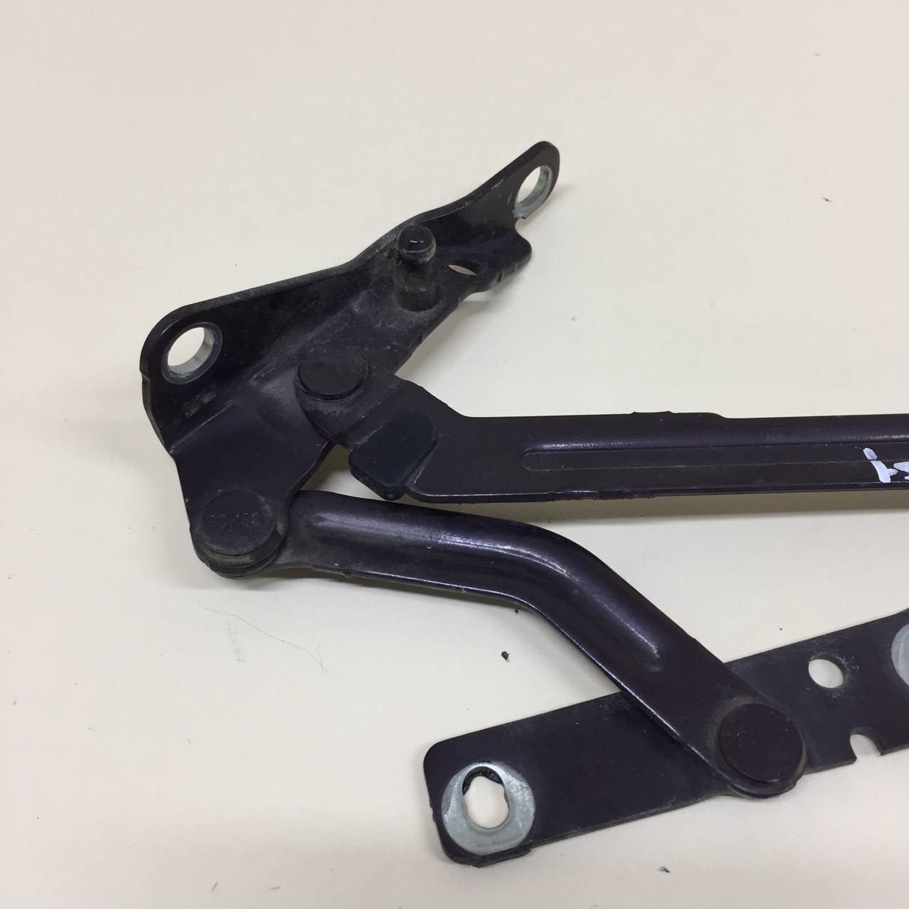 Петля крышки багажника Ford Focus 2 (DB) 2008-2011 Петля крышки багажника Ford Focus 2 (DB) 2008-2011