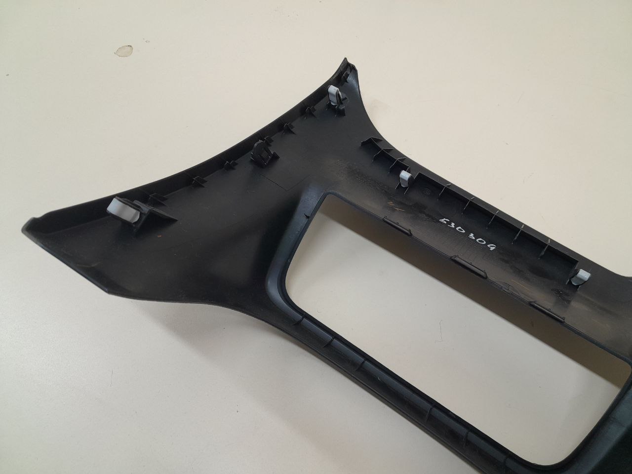 Накладка (кузов внутри) Mitsubishi Outlander (GF) 2012>