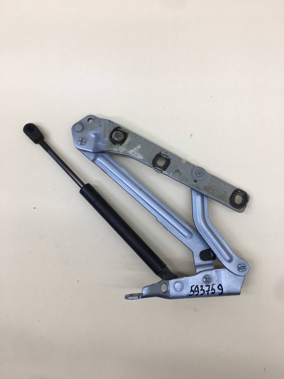 Петля крышки багажника Ford Focus 2 (DA) 2005-2008 Петля крышки багажника Ford Focus 2 (DA) 2005-2008