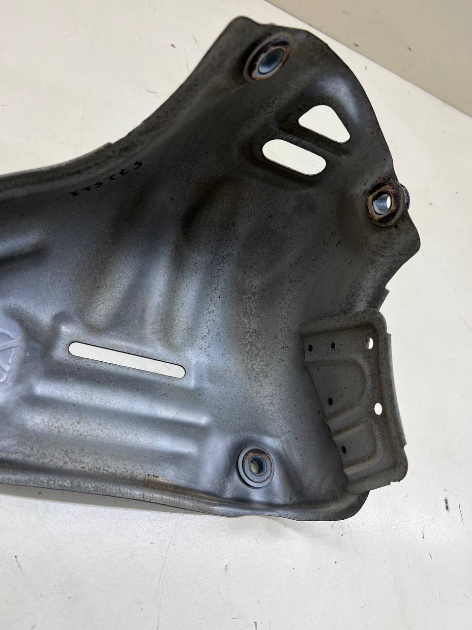 Экран тепловой Toyota Rav 4 (XA40) 2013-2019 Экран тепловой Toyota Rav 4 (XA40) 2013-2019