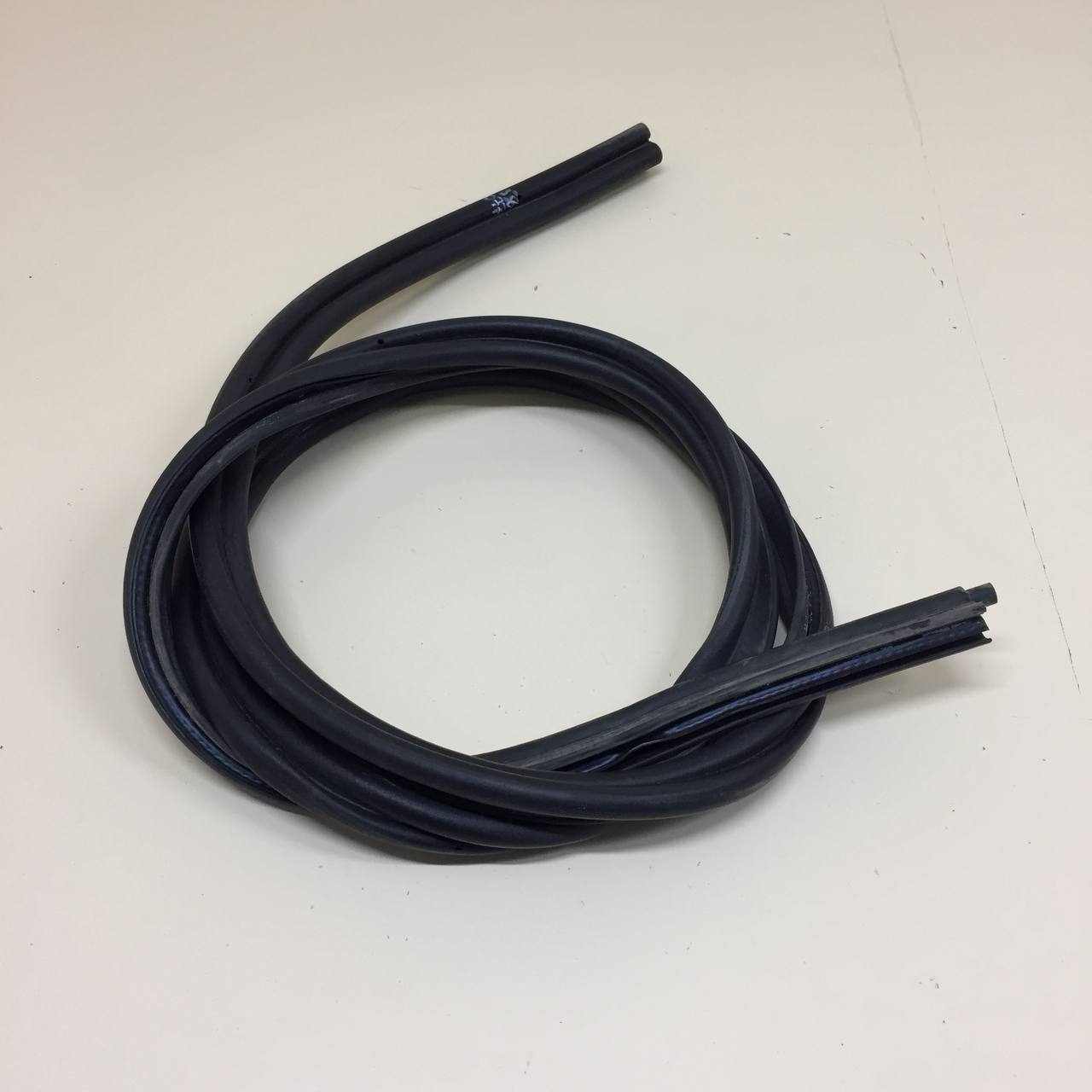 Уплотнитель багажника Renault Sandero Stepway (5S) 2014-2022