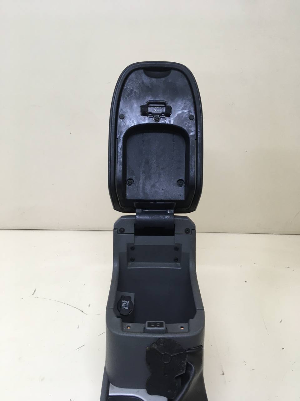 Консоль центральная Ford Focus 2 (DB) 2008-2011 Консоль центральная Ford Focus 2 (DB) 2008-2011