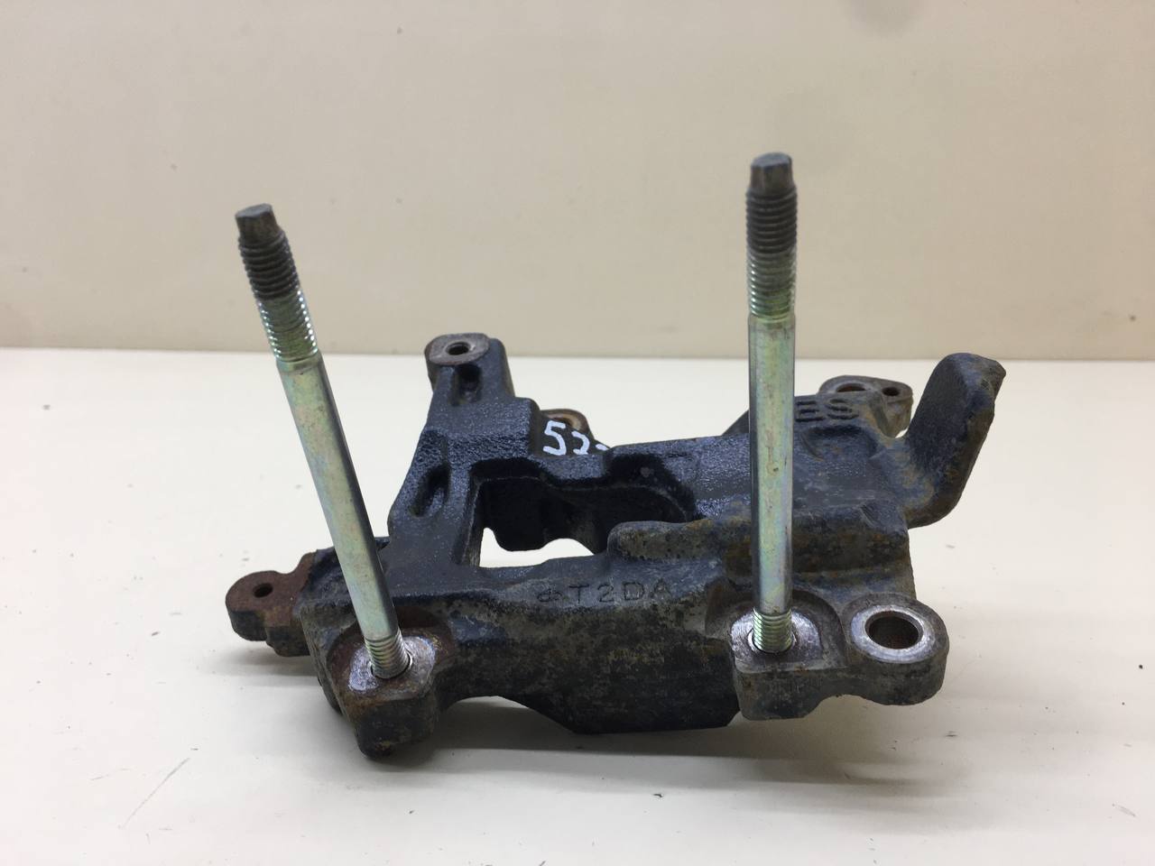 Кронштейн кондиционера Toyota Rav 4 (XA40) 2013-2019 Кронштейн кондиционера Toyota Rav 4 (XA40) 2013-2019