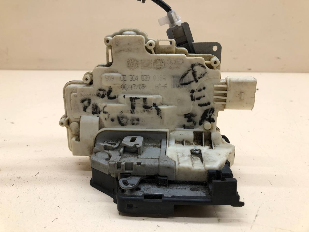 Замок двери задней правой Volkswagen Passat B6 2005-2010