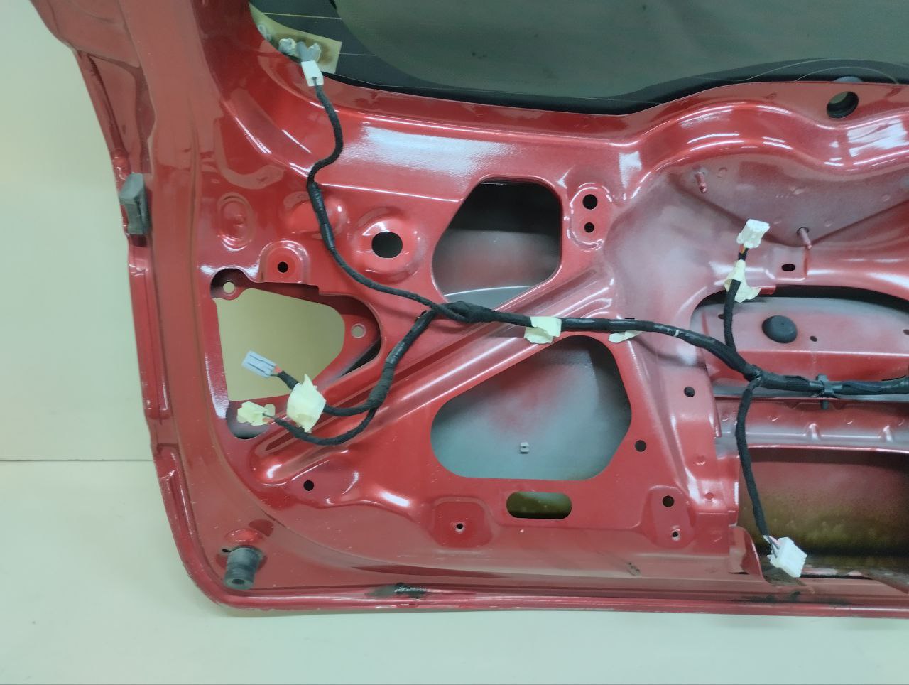 Дверь багажника со стеклом Lada Vesta 2015>