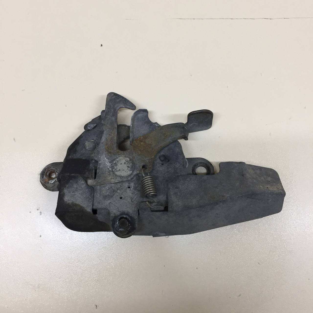 Замок капота Toyota Corolla E120 2001-2007 Замок капота Toyota Corolla E120 2001-2007
