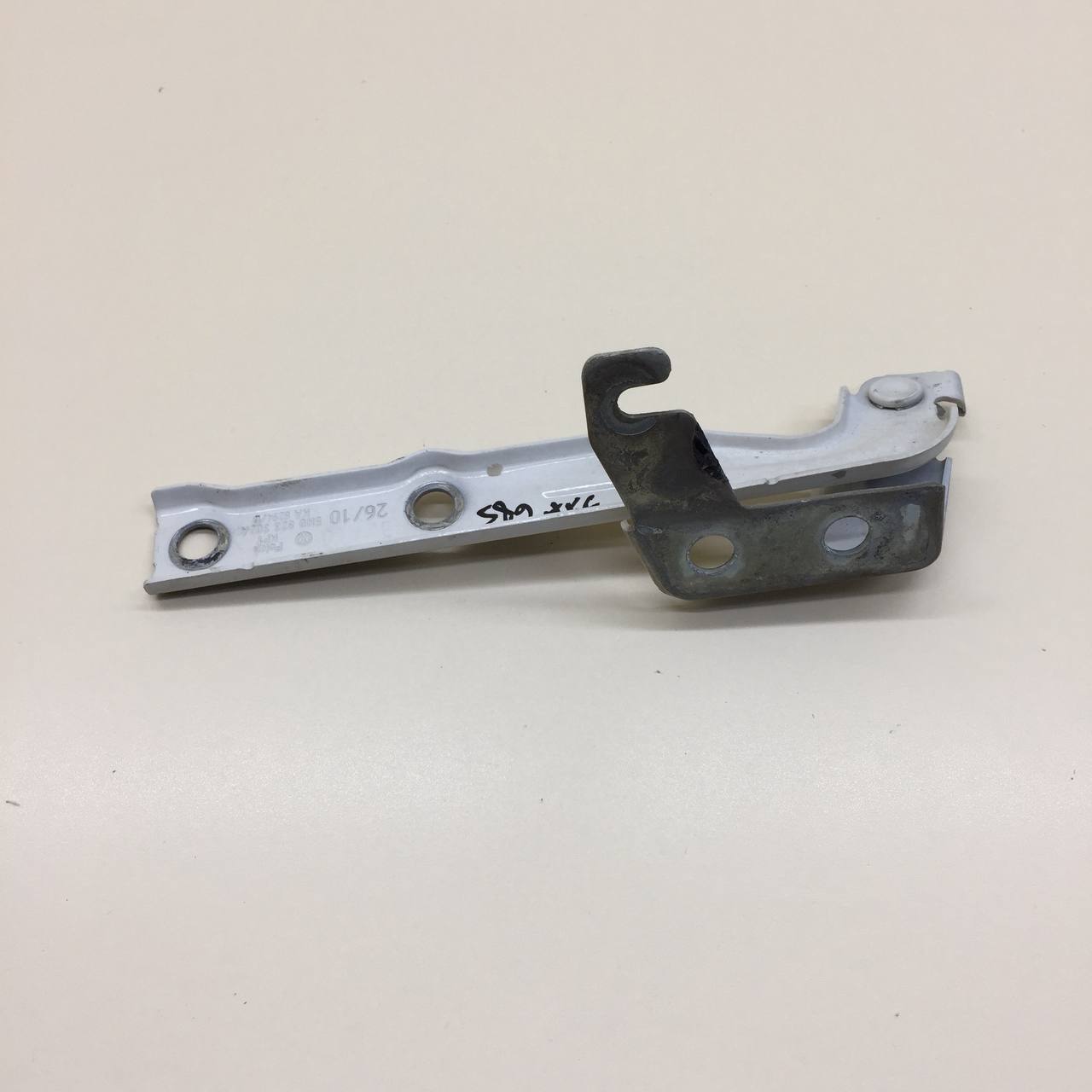 Петля капота правая Volkswagen Tiguan (5N1) 2007-2011 Петля капота правая Volkswagen Tiguan (5N1) 2007-2011