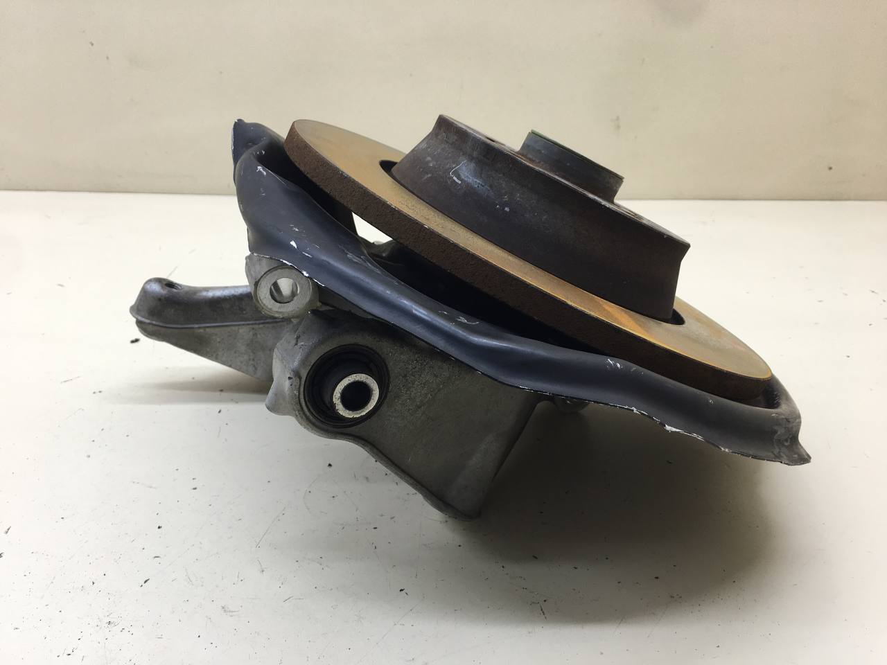 Кулак поворотный задний левый Volkswagen Passat B7 2011-2015