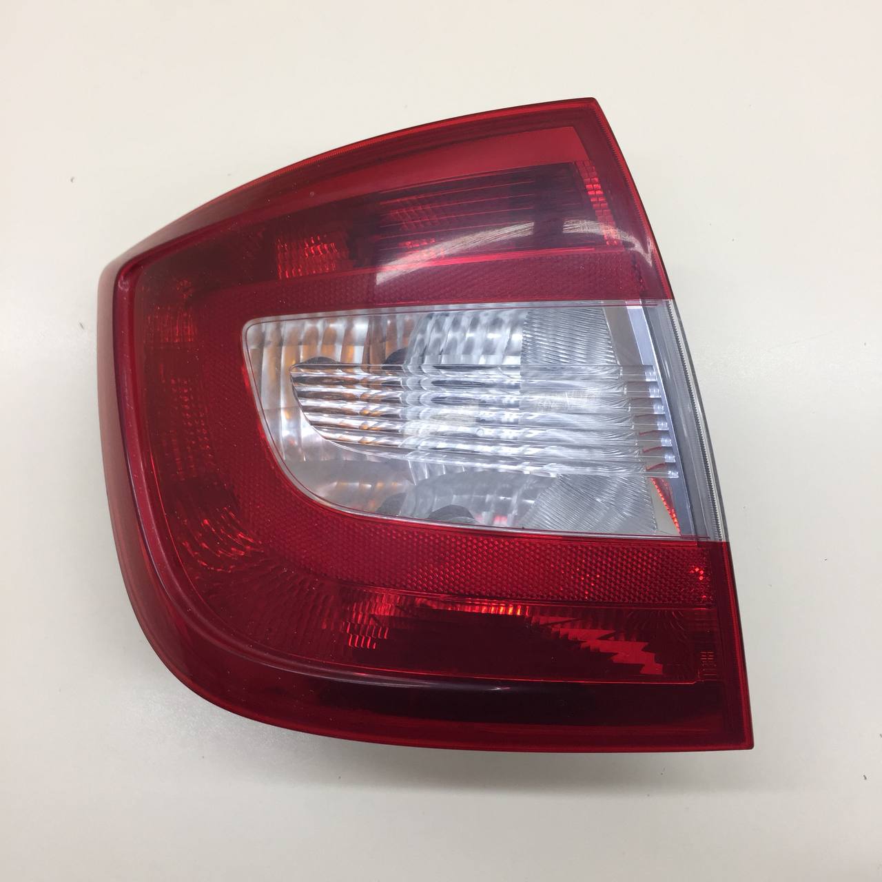 Фонарь задний левый Skoda Rapid 2012-2020