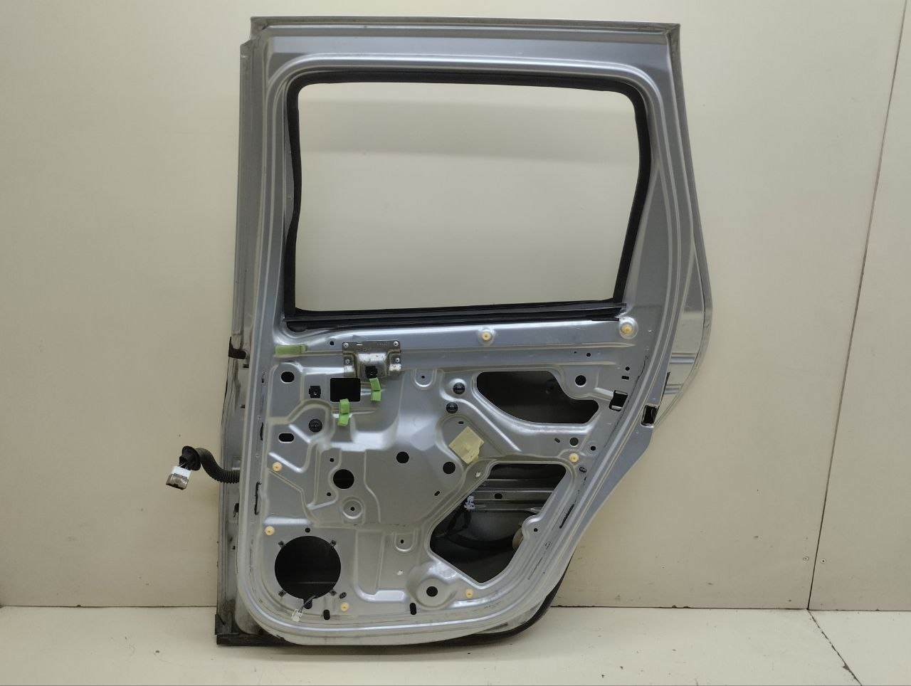 Дверь задняя правая Renault Duster (HSA, HSM) 2012> Дверь задняя правая Renault Duster (HSA, HSM) 2012>