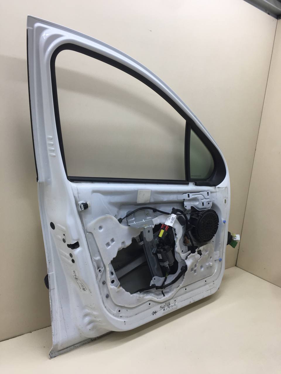 Дверь передняя левая Peugeot 207 2006-2013