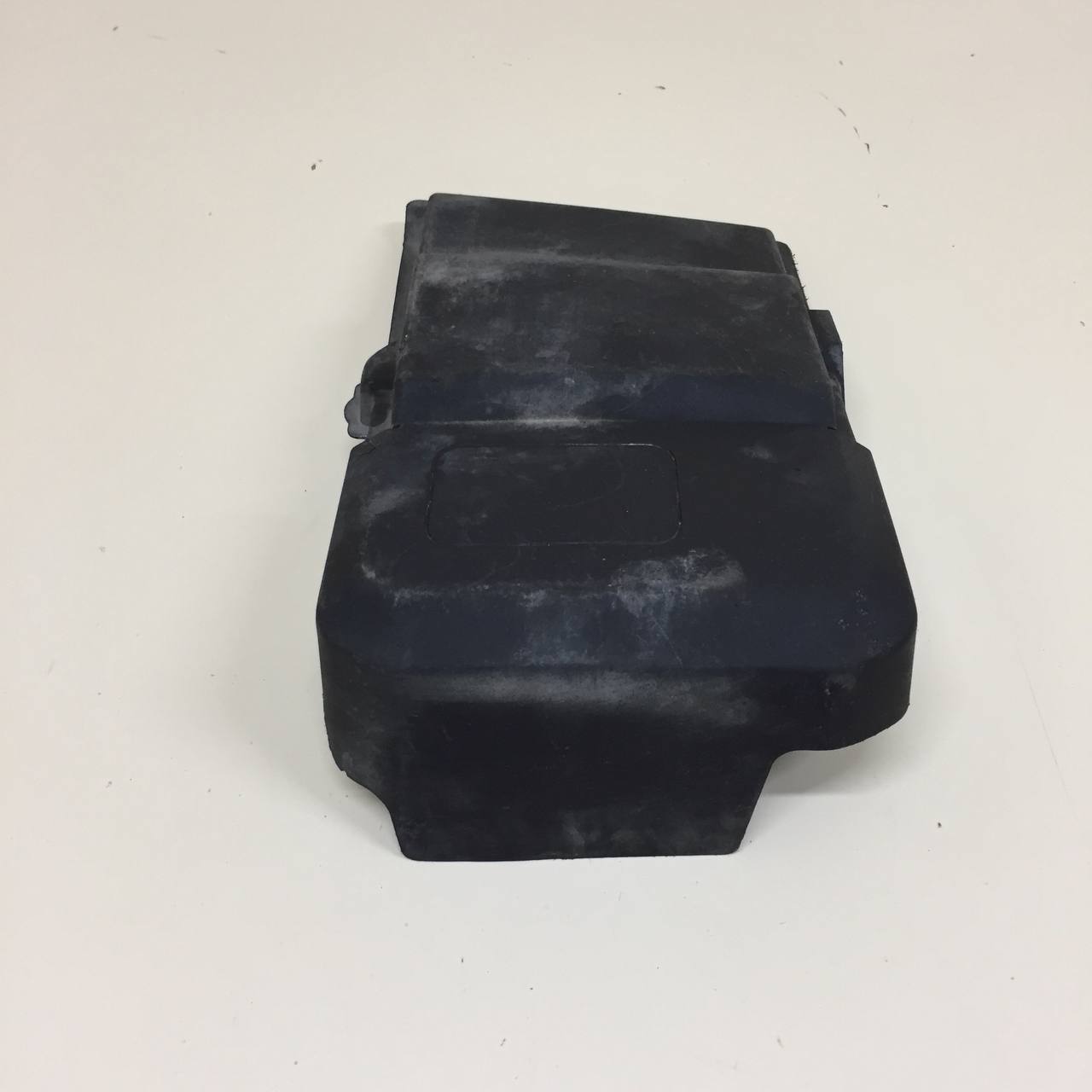 Крышка аккумулятора Ford Focus 2 (DB) 2008-2011 Крышка аккумулятора Ford Focus 2 (DB) 2008-2011