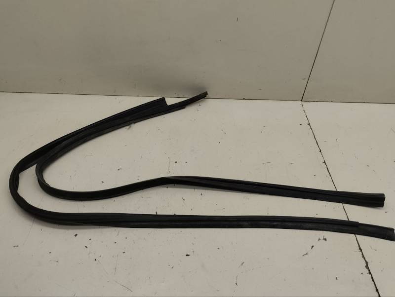 Уплотнитель (Наружный) Renault Sandero Stepway (5S) 2014-2022