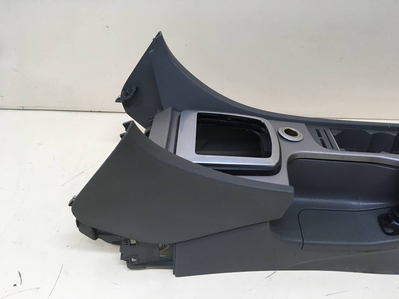 Консоль центральная Ford Focus 2 (DB) 2008-2011 Консоль центральная Ford Focus 2 (DB) 2008-2011