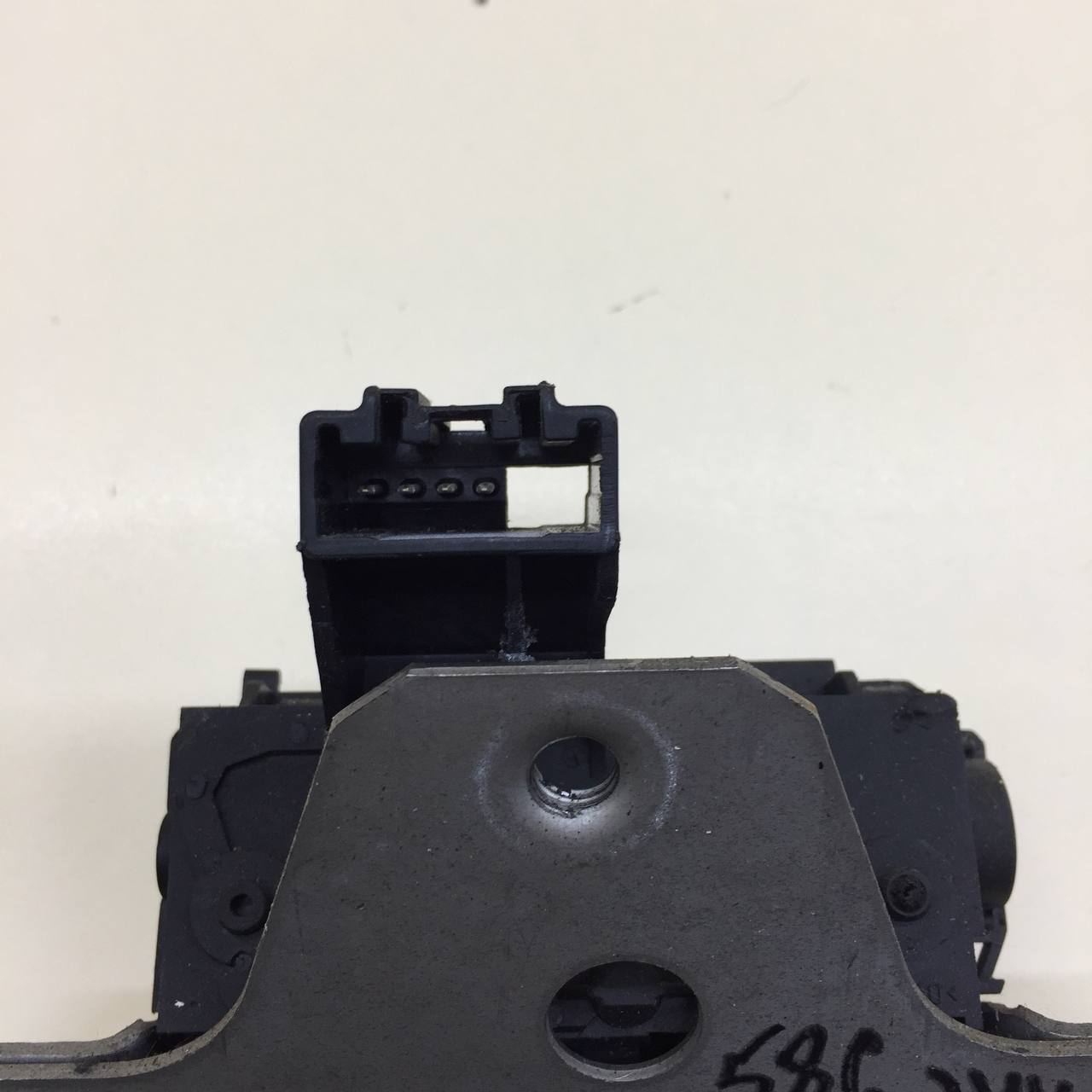 Замок багажника Ford Focus 2 (DA) 2005-2008 Замок багажника Ford Focus 2 (DA) 2005-2008