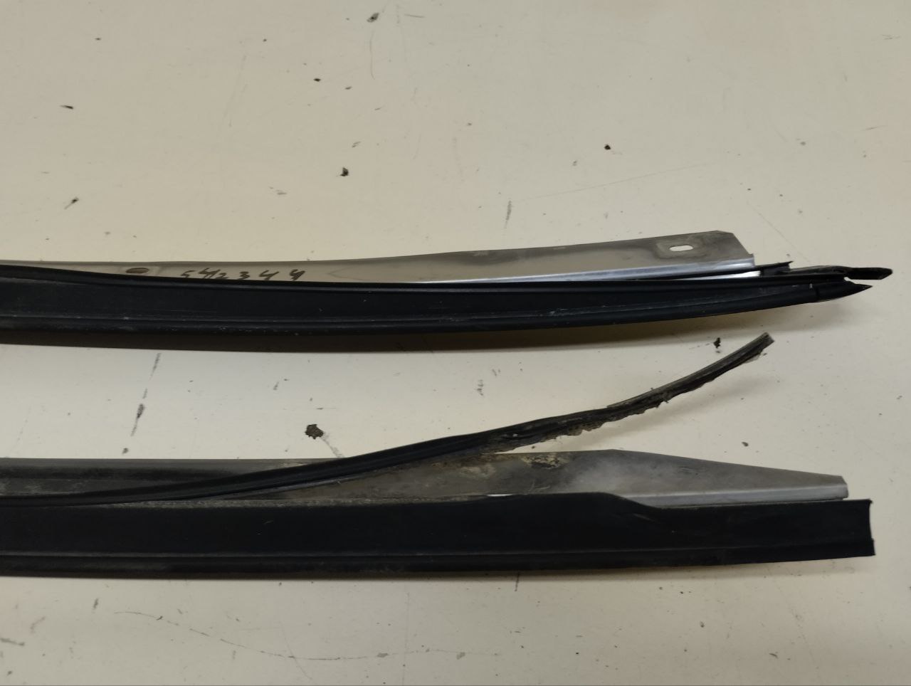 Молдинг лобового стекла Nissan Almera (N16) 2000-2006