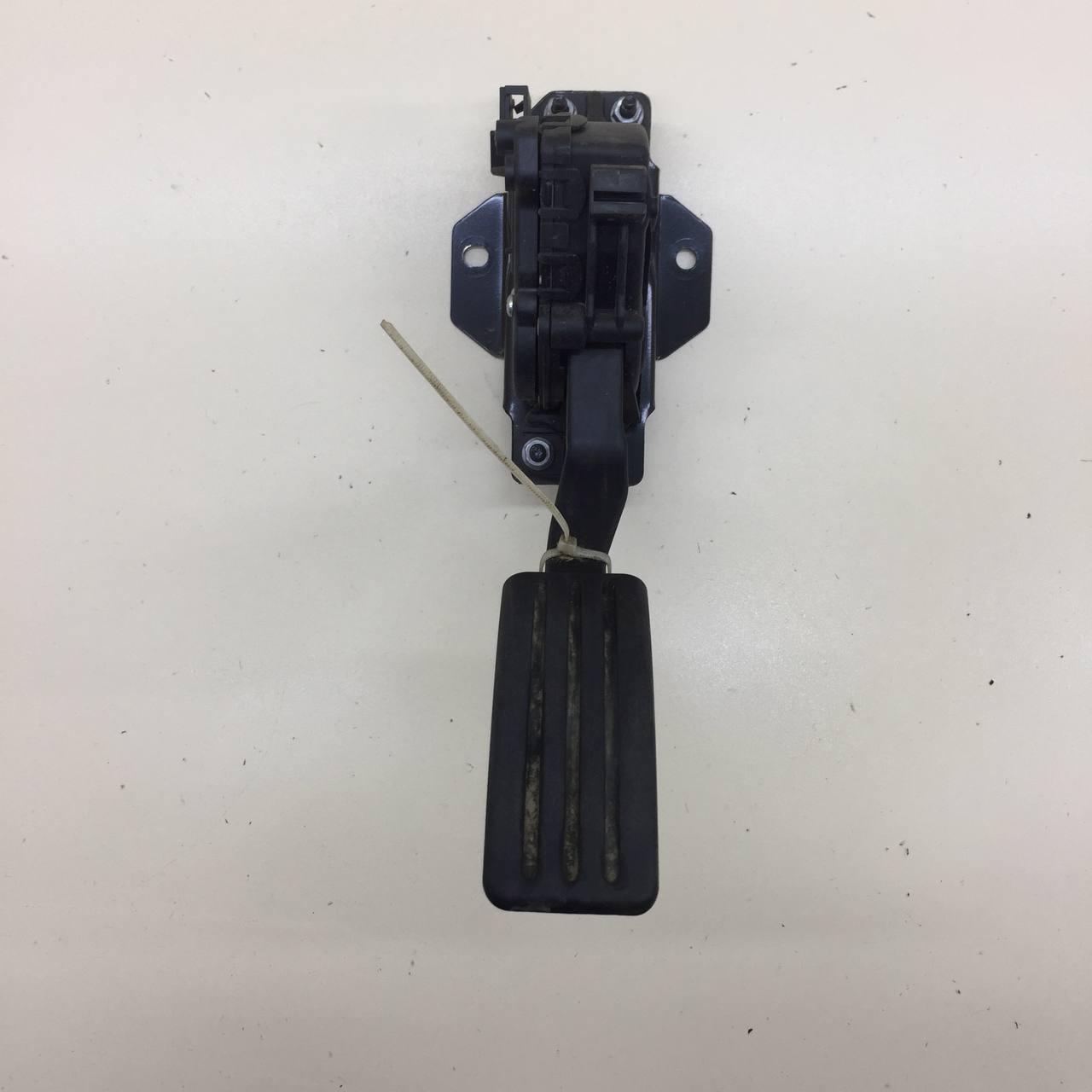 Педаль газа Renault Duster (HSA, HSM) 2012> Педаль газа Renault Duster (HSA, HSM) 2012>