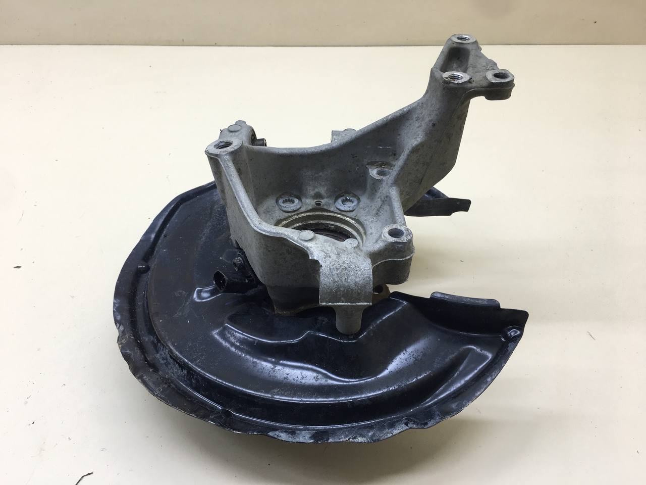 Кулак поворотный задний правый Volkswagen Tiguan (5N1) 2007-2011 Кулак поворотный задний правый Volkswagen Tiguan (5N1) 2007-2011