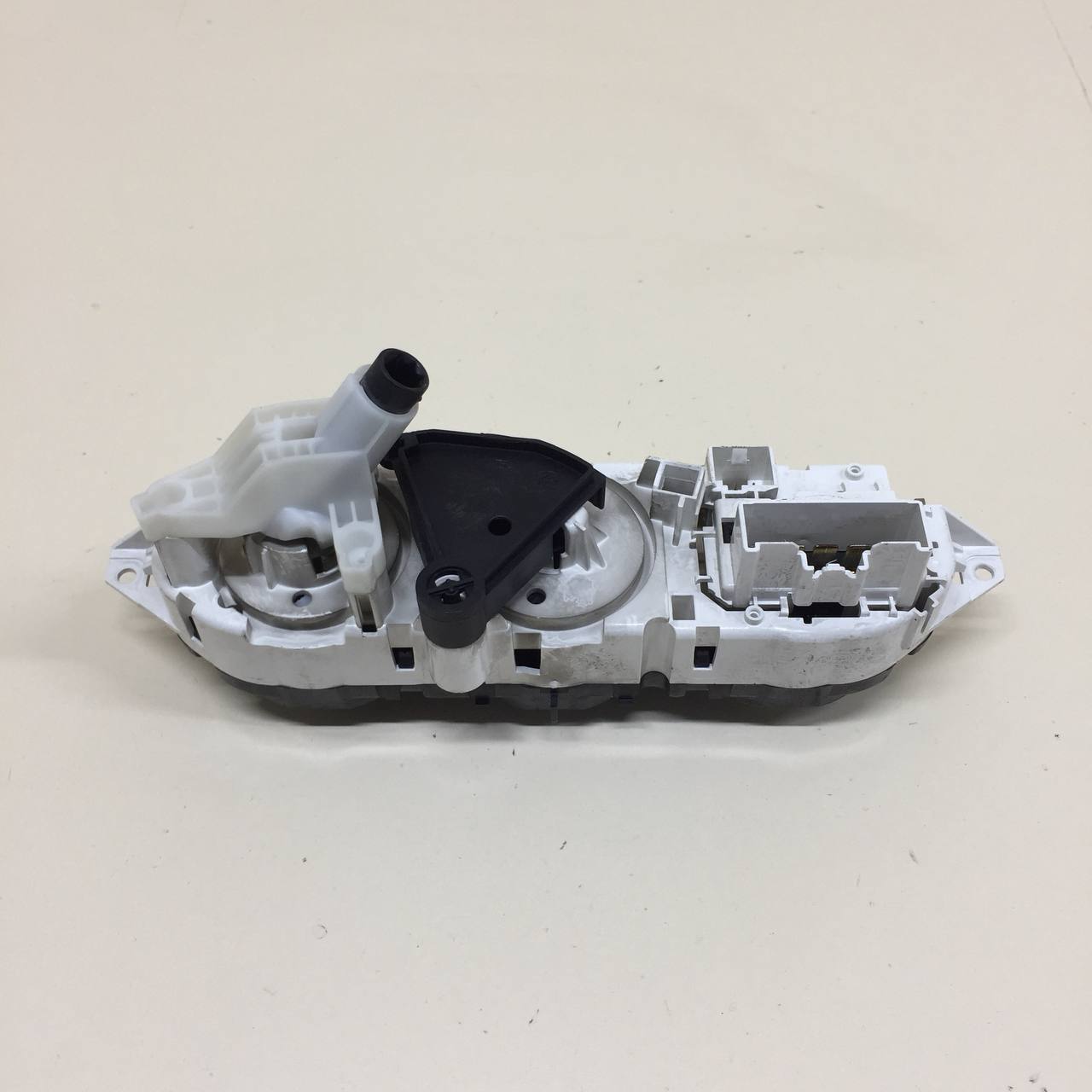 Блок управления отопителем Ford Focus 2 (DB) 2008-2011 Блок управления отопителем Ford Focus 2 (DB) 2008-2011
