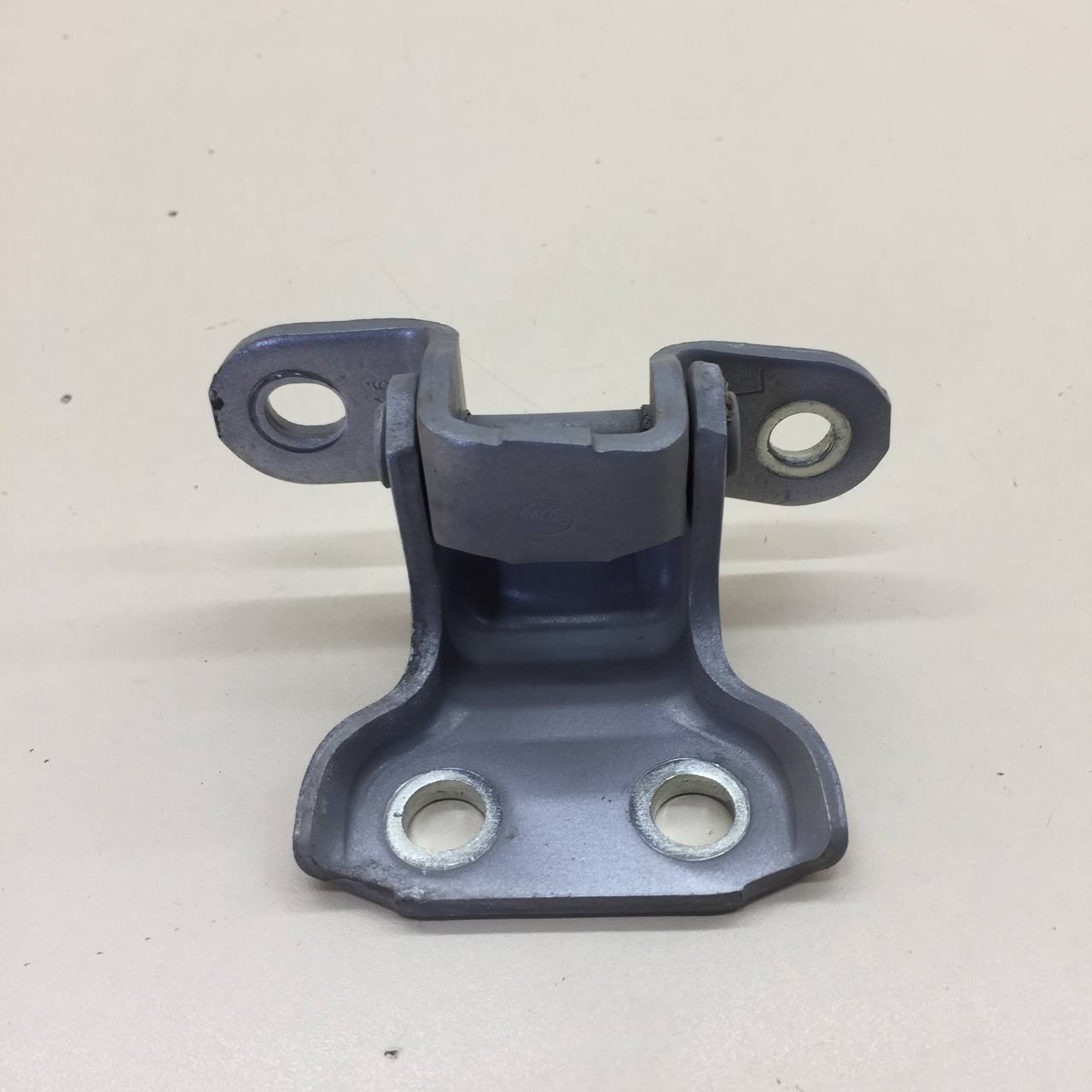 Петля двери передней левой нижняя Toyota Rav 4 (A30) 2006-2013 Петля двери передней левой нижняя Toyota Rav 4 (A30) 2006-2013