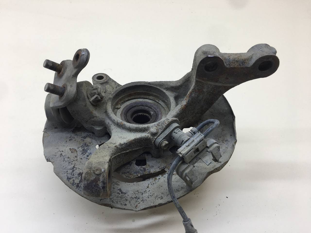 Кулак поворотный передний правый Toyota Camry (V30) 2001-2006 Кулак поворотный передний правый Toyota Camry (V30) 2001-2006