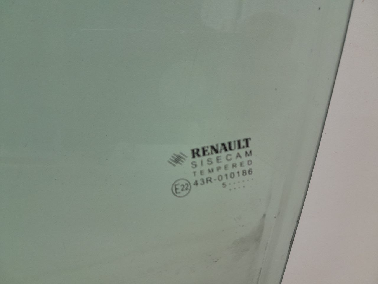 Стекло двери передней левой Renault Logan (2) 2014>