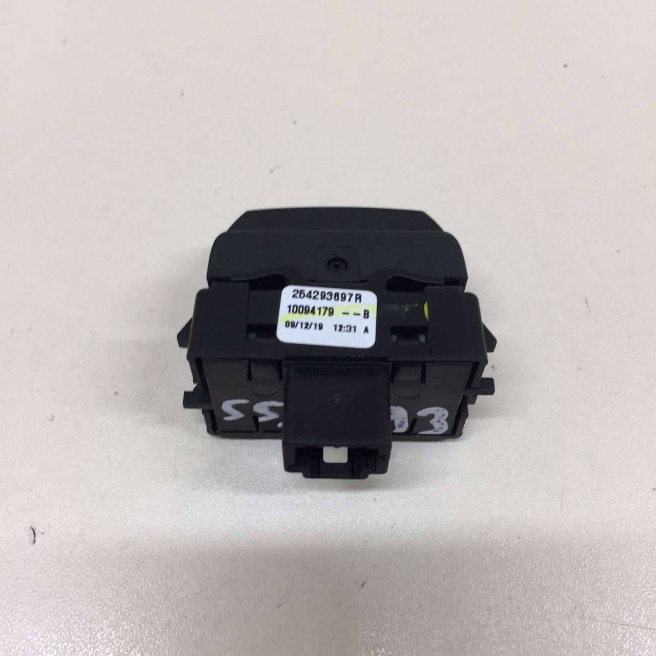 Кнопка многофункциональная Renault Sandero Stepway (5S) 2014-2022