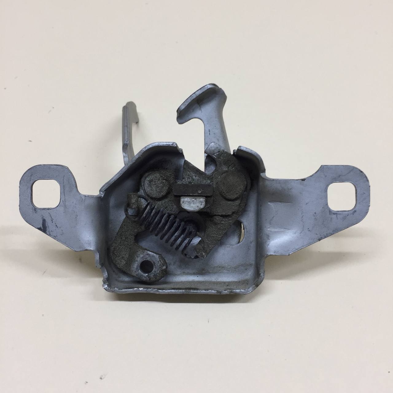 Замок капота Renault Duster (HSA, HSM) 2012> Замок капота Renault Duster (HSA, HSM) 2012>