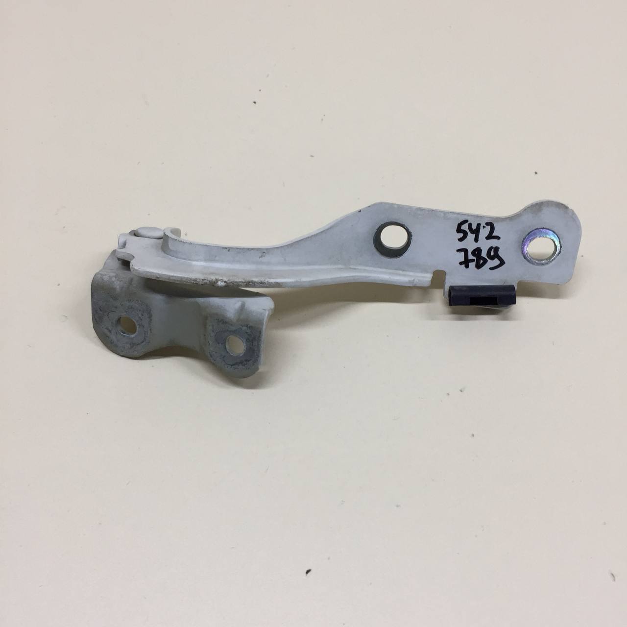 Петля капота левая Chevrolet Aveo T250 2005-2011 Петля капота левая Chevrolet Aveo T250 2005-2011