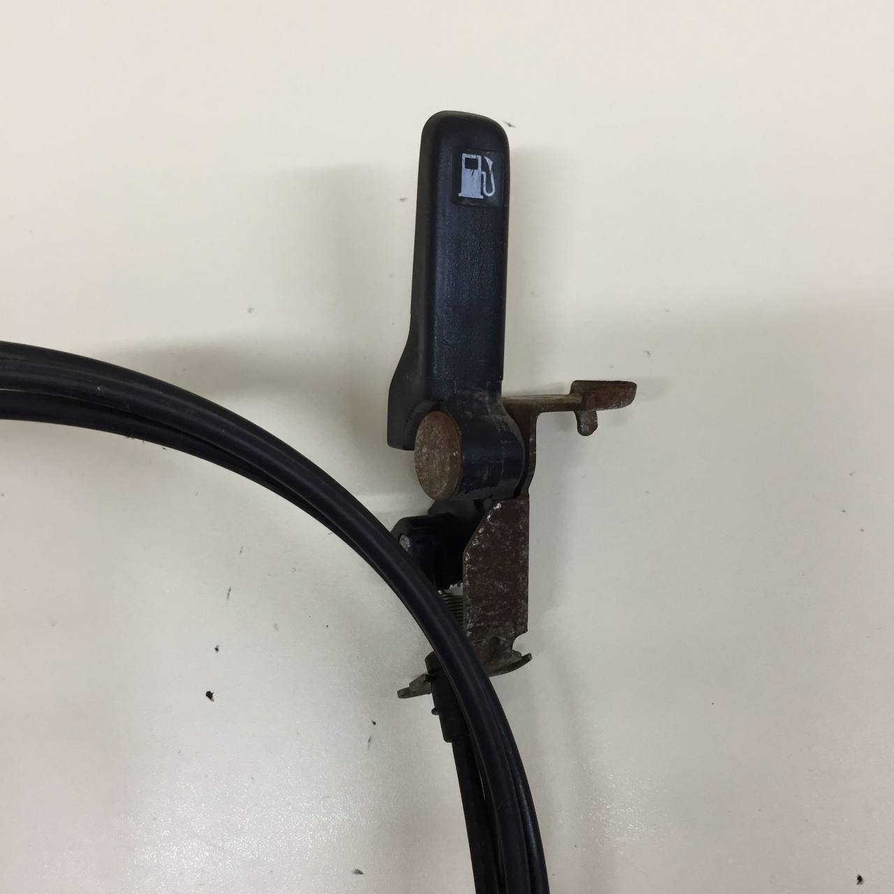Ручка открывания лючка бензобака Nissan Almera (N16) 2000-2006 Ручка открывания лючка бензобака Nissan Almera (N16) 2000-2006