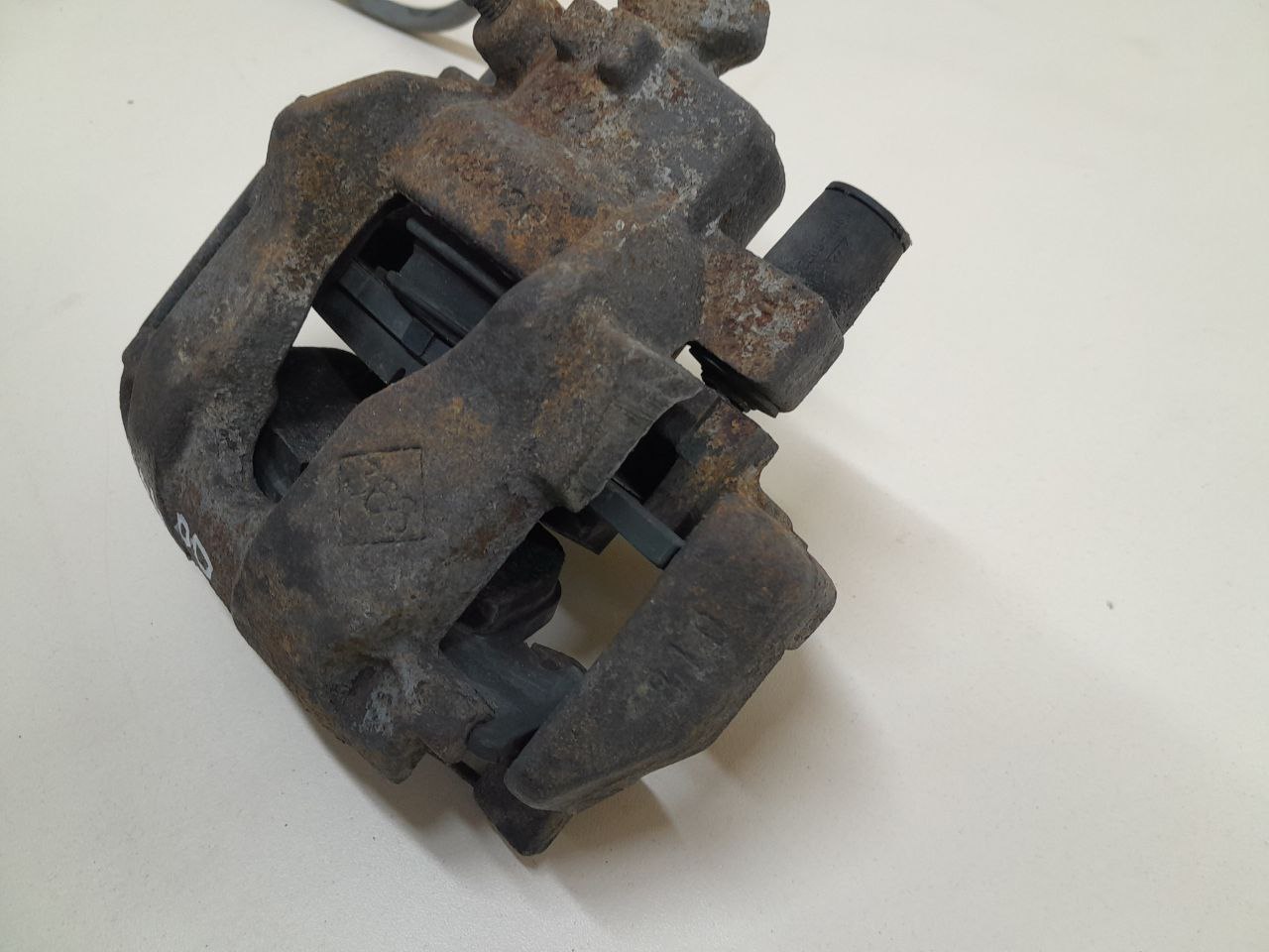 Суппорт передний правый Renault Logan (2) 2014>