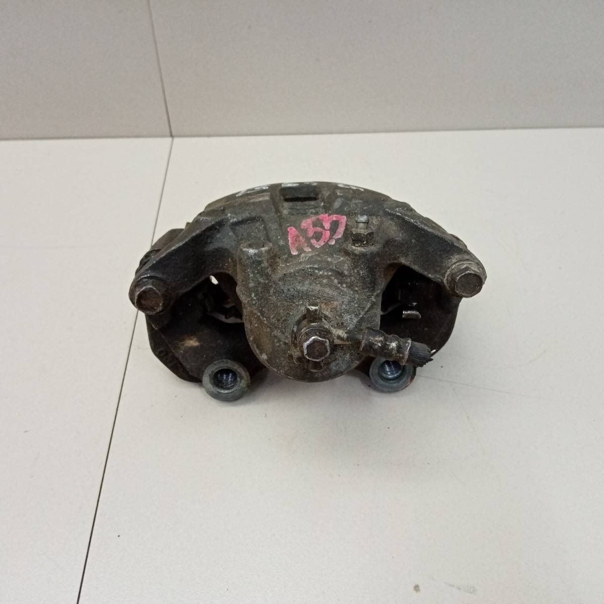Суппорт передний правый Nissan Cefiro (A33) 1998-2003