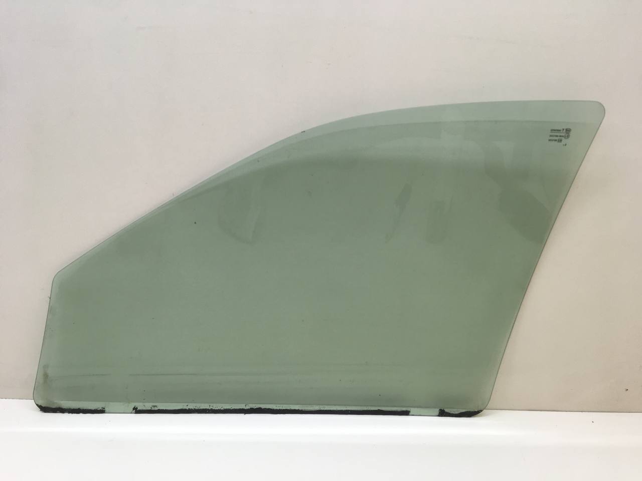 Стекло двери передней правой Lada Granta 2011>