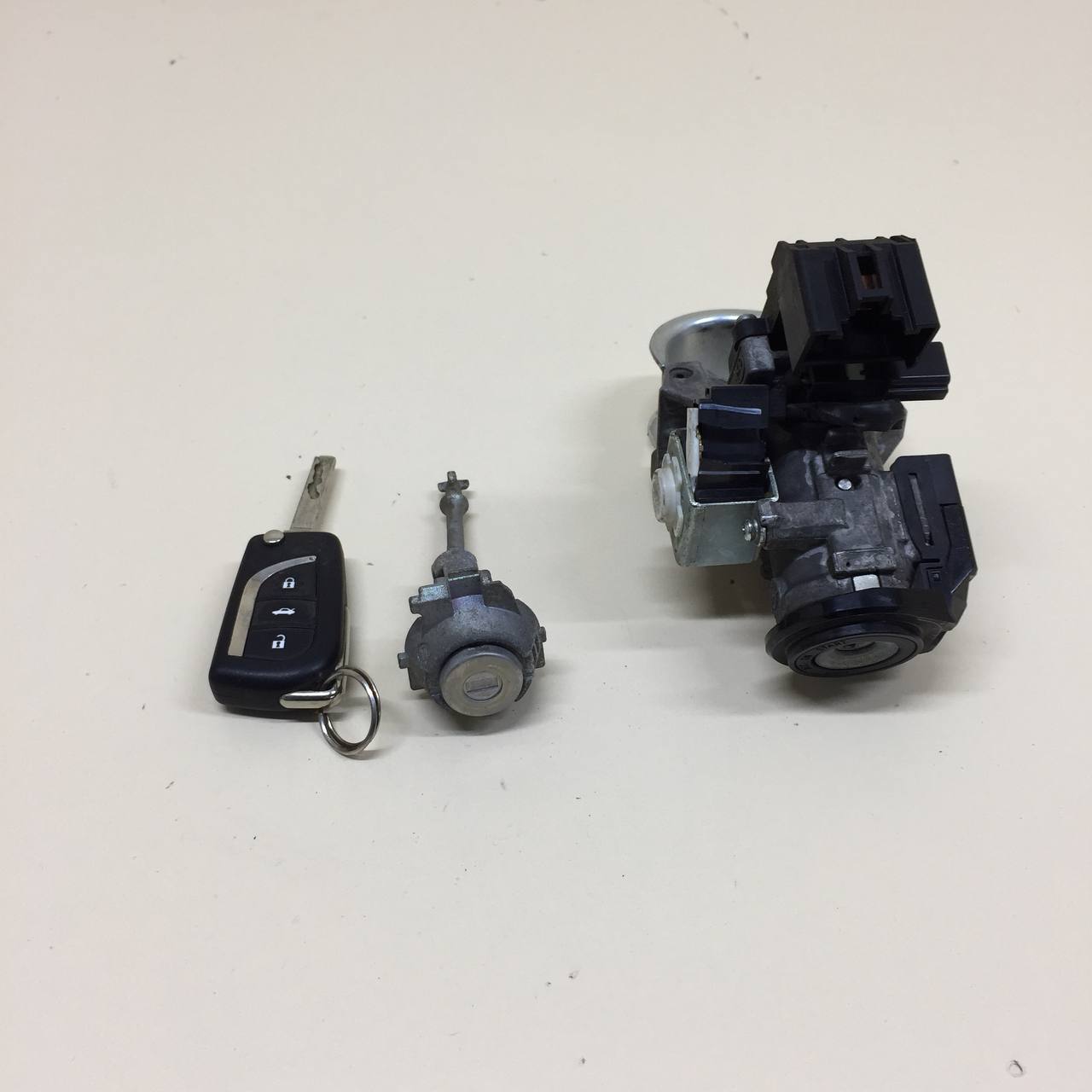 Замок зажигания Toyota Corolla E180 2013-2019 Замок зажигания Toyota Corolla E180 2013-2019